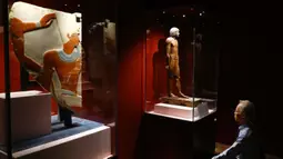 Seorang pria mengunjungi Museum Hurghada di Hurghada, Mesir, Sabtu (29/2/2020). Mesir mengumumkan peresmian Museum Hurghada untuk meningkatkan pariwisata budaya di Provinsi Laut Merah. (Xinhua/Ahmed Gomaa)