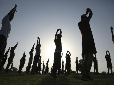 Pemuda India menjalani pelatihan fisik di desa Jhiri dekat perbatasan India Pakistan, pinggiran Jammu, India, Rabu (6/10/2021). Pelatihan fisik ini digelar oleh Pusat Pelatihan dan Pemberdayaan Pemuda Perbatasan (C-BYTE). (AP Photo/Channi Anand)