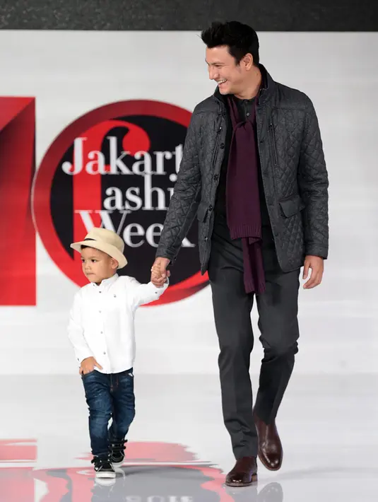Bukan hal yang mudah mengajak anaknya berjalan berlenggak-lenggok di atas catwalk. Begitu juga dengan Juna. Butuh kesabaran dari orang tuanya merayu agar mau melenggang di catwalk. (Deki Prayoga/Bintang.com)