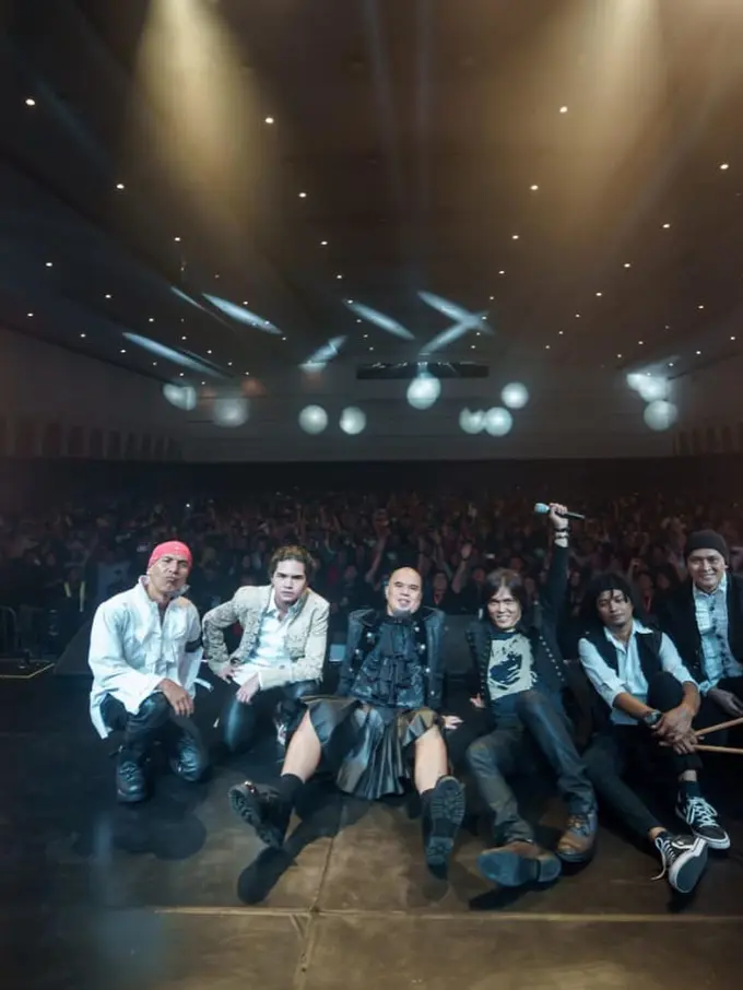 Potret Dul Jaelani saat manggung di konser bertajuk 20 Tahun Bintang Lima Tour 2020 DEWA 19 di Surabaya