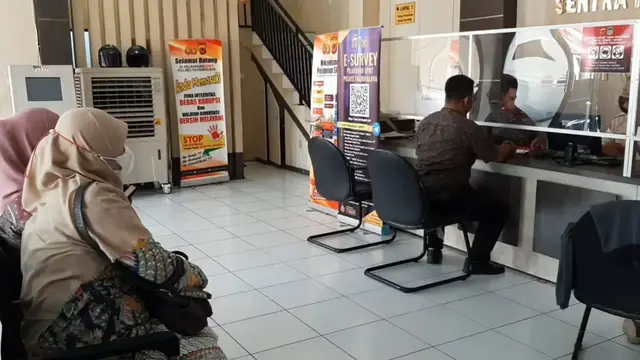 Ketua Satgas KPAID Tasikmalaya Asep Nurjaeni  tengah melakukan pelaporan mengenai dugaan perundungan yang menimpa salah seorang siswa Sekolah Dasar (SD) di Tasikmalaya. (Liputan6.com/Jayadi Supriadin)