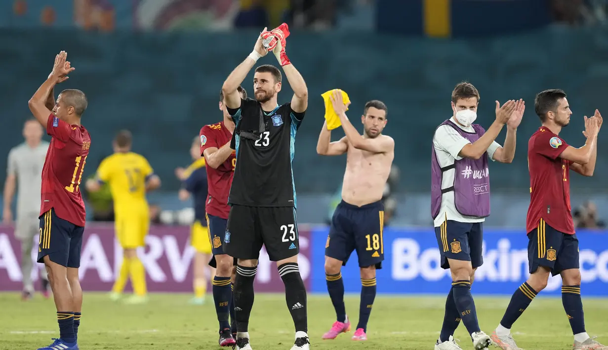 Para pemain Spanyol memberi tepuk tangan kepada para pendukung usai bertanding melawan Swedia pada pertandingan grup E Euro 2020 di stadion La Cartuja di Seville, Spanyol, Senin (14/6/2021). Spanyol bermain imbang atas Swedia 0-0. (AP Photo/Thanassis Stavrakis, Pool)