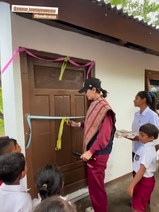 Luna Maya Resmikan Sekolah