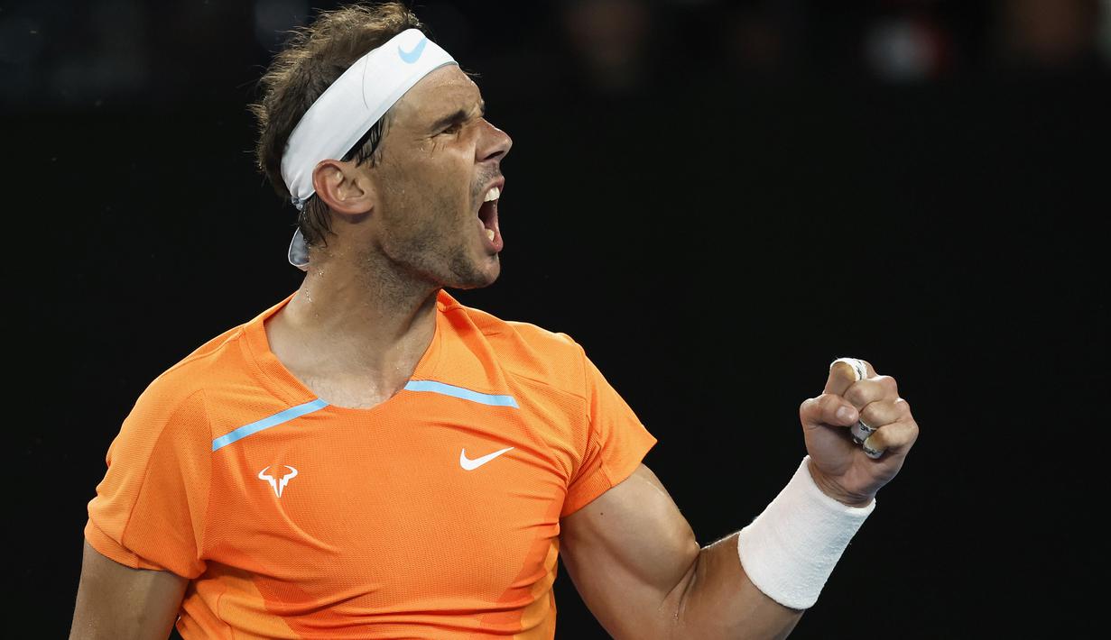 Semangat pantang menyerah menjadi senjatanya untuk dapat bertahan di lapangan. Meski akhirnya harus mengakiri laga dengan kekalahan tanpa raihan satu set pun, Rafael Nadal telah membuktikan komitmennya, lebih baik kalah dari pada menyerah. (AP Photo/Asanka Brendon Ratnayake)