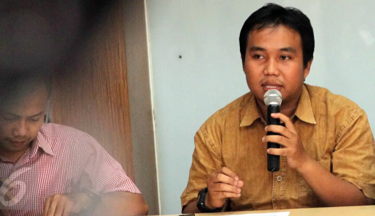 Peneliti Perkumpulan Pemilu dan Demokrasi (Perludem), Fadli Ramadhani ketika konferensi pers di kantor ICW, Jakarta, Senin (22/6/2015). Konferensi itu terkait terbitnya Surat Edaran KPU (SEKPU) Nomor 302/KPU/VI/2015. (Liputan6.com/Helmi Afandi)