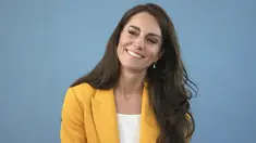 Kate Middleton tersenyum saatmengunjungi Dame Kelly Holmes Trust dan bertemu beberapa anak muda yang didukung badan amal tersebut di Bath, Inggris, Selasa (16/5/2023). (AP Photo/Kin Cheung, pool)