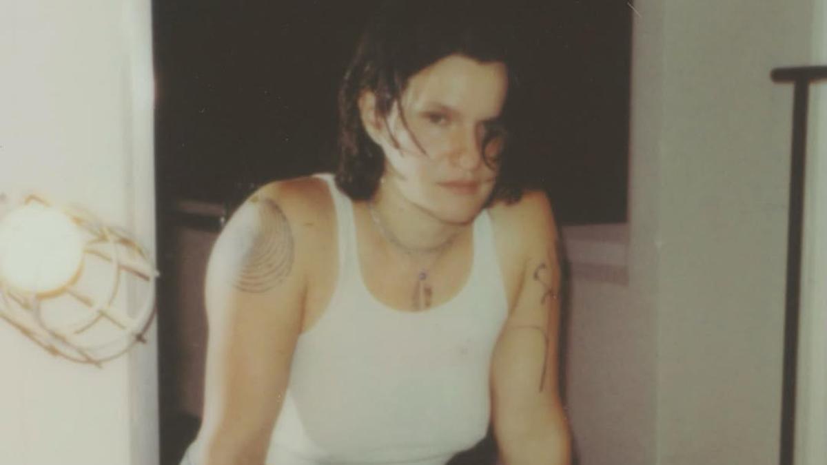 Makna Lagu Anything Adrianne Lenker tentang Cinta yang Tak Butuh Banyak Kata