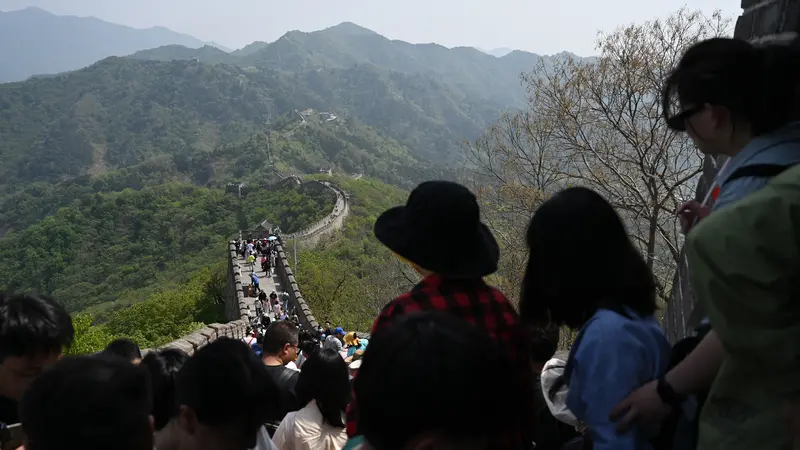 Tembok Besar China menarik wisatawan pada Hari Buruh