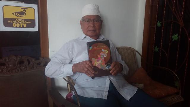 Sejarwan lokal, Ubun Sjahbun (80) menunjukan buku baru mengenai perkembangan Garut dari masa ke masa yang berhasil ia rangkum
