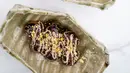 Siapa bilang menu takoyaki hanya dapat berisi aneka isian asin? Nah kali ini takoyaki hadir sebagai menu manis yang menyerupai choux berisi coklat. Tak lupa ditambahkan juga karamel dan parutan kacang yang membuatnya kian kaya rasa. /Foto dok: Park Hyatt Jakarta.