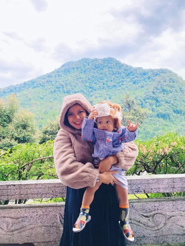 Potret Selebgram Hanum Mega Momong Anak Tanpa Suami