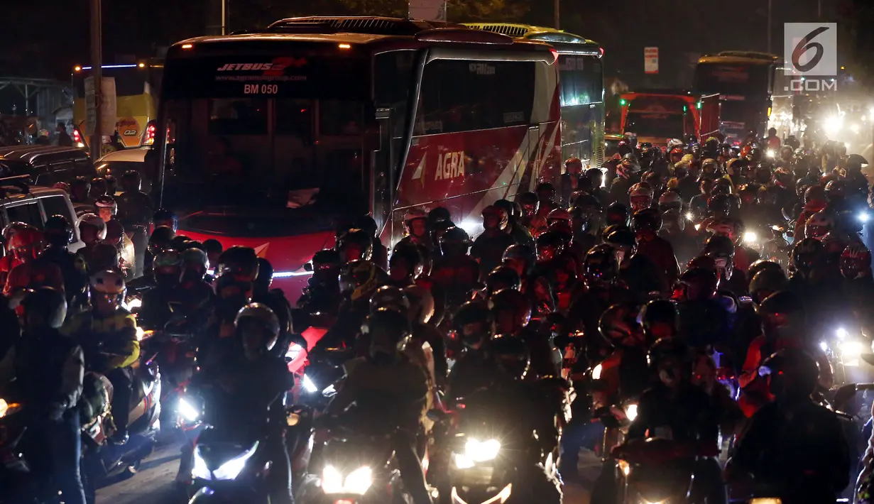 Pemudik motor memadati jalan raya Cirebon Pantura menuju Jawa Tengah, Jogjakarta dan Jawa Timur, Jumat (24/6). Mereka memilih mudik di malam hari untuk menghindari cuaca panas dan berdebu. (Liputan6/JohanTallo)