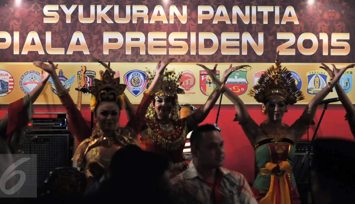 Panitia, official dan sponsor Piala Presiden 2015 gelar syukuran atas suksesnya kompetisi Piala Presiden, Jakarta, Senin (18/1/2016). Panitia juga memberikan penghargaan kepada tim serta seluruh pendukung Piala Presiden 2015. (Liputan6.com/Yoppy Renato)