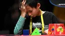 Ekspresi seorang anak saat mengikuti kejuaraan kubus Rubik Dunia di Melbourne, Australia (12/7/2019). Kejuaraan Dunia diadakan setiap dua tahun dan telah menarik 905 pesaing dari seluruh dunia yang bersaing dalam 18 acara yang berbeda. (AFP Photo/William West)
