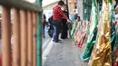 Pembeli memilih parsel yang dijual di kawasan Cikini, Jakarta, Selasa (28/5/2019). Menjelang hari raya Idul Fitri 1440 H, penjualan parsel di kawasan tersebut mulai meningkat, meskipun diakui para pedagang jumlah pejualan tidak sebanyak tahun lalu. (Liputan6.com/Immanuel Antonius)
