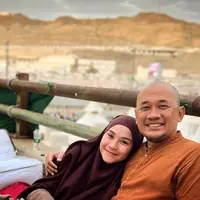 Hanung Bramantyo dan Zaskia Mecca tiba di Tanah Air setelah menjalankan ibadah haji di Tanah Suci Mekkah, Arab Saudi. Tiba di rumah, mereka disambut oleh anak-anaknya. Tapi, anak bontot pasangan ini lari setelah melihat Hanung yang botak. [Instagram/hanungbramantyo]