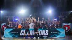 Para pemain Grim Reaper merayakan juara Futsal X Series 2 setelah mengalahkan Nova Titans dalam laga final yang berlangsung di GOR UNJ, Rawamangun, Jakarta, Minggu (18/01/2026). (Bola.com/Bagaskara Lazuardi)