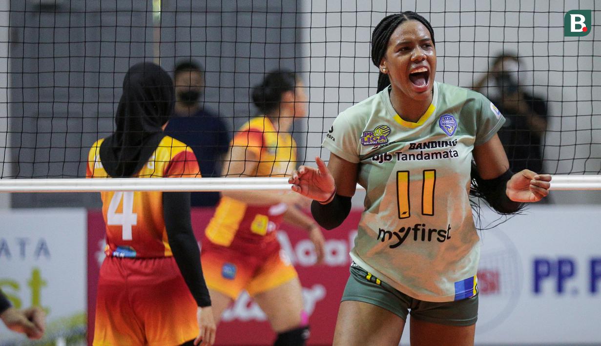 Pemain Bandung BJB Tandamata, Madeline Jazmin Guillén Paredes melakukan selebrasi usai mencetak poin saat laga lanjutan PLN Mobile Proliga 2022 melawan Jakarta Elektrik PLN di Padepokan Voli Jenderal Polisi Kunarto, Sentul, Jumat (21/01/2022). (Bola.com/Bagaskara Lazuardi)