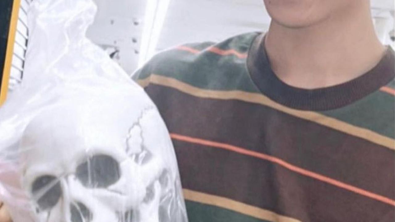Tak hanya postur tubuhnya, wajah Rizky juga sering mendapat pujian.