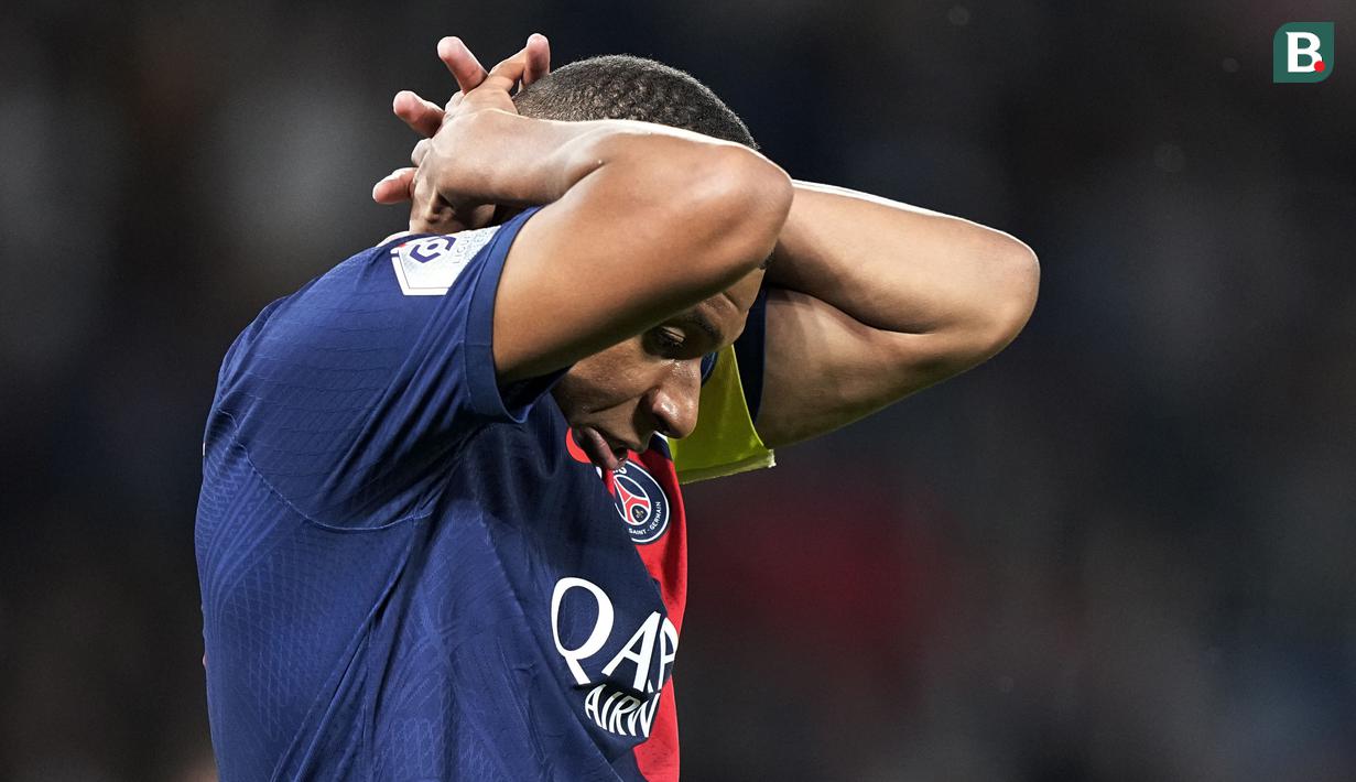 Reaksi kecewa pemain Paris Saint-Germain, Kylian Mbappe setelah kalah dari Nice pada laga lanjutan Ligue 1 2023/2024 di Parc des Princes, Paris, Prancis, Sabtu (16/09/2023). PSG kalah dengan skor 2-3. (AP Photo/Michel Euler)