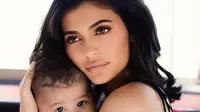 "Merayakan ulang tahunku malam ini dengan kado spesial. Apalah hidupku sebelum kamu lahir, Stormi. Aku mencintaimu malaikat kecilku," tulis Kylie.(instagram/kyliejenner)