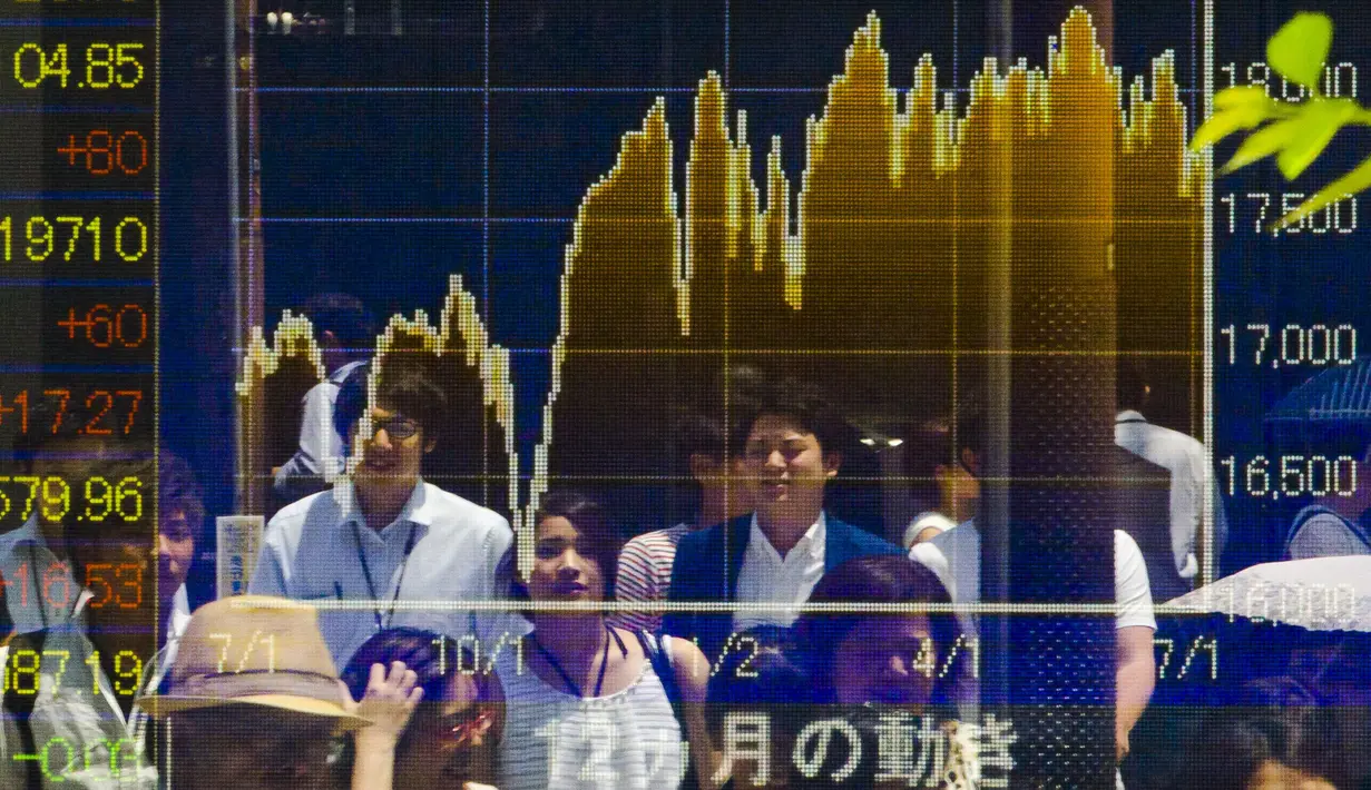 Beberapa orang tercermin dalam papan yang menampilkan indeks pasar saham terbesar di Tokyo, Jepang, Jumat, (10/7/2015). Meskipun Nikkei mengalami kenaikan pada Jumat pagi, tetapi tertutupi oleh penurunan tajam di Fast Retailing Co. (REUTERS/Thomas Peter)