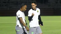 Pelatih kepala Persebaya Surabaya, Paul Munster (kanan). (Aditya Wani/Bola.com)