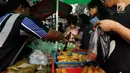 Warga membeli makanan untuk berbuka puasa di Pasar Takjil Kebon Kacang, Jakarta, Senin (29/5). Meski berada di gang sempit di antara gedung-gedung Pasar tersebut menjadi lokasi favorit warga yang bekerja di perkantoran sekitar. (Liputan6.com/Johan Tallo)