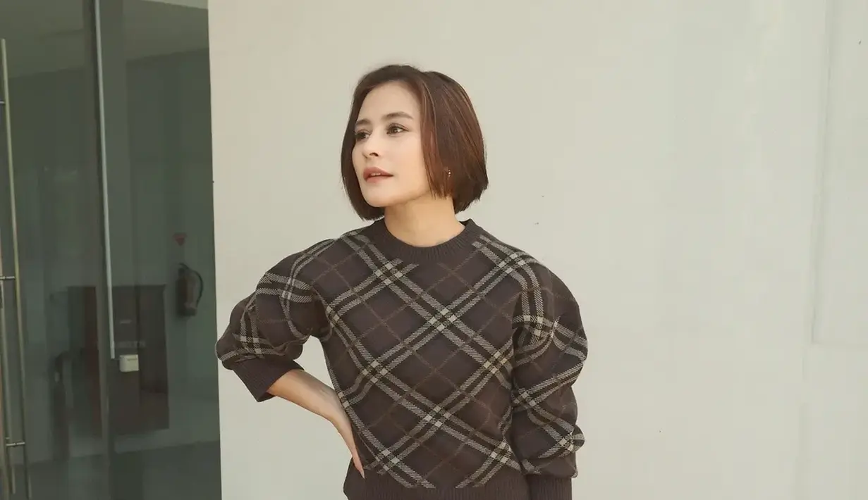 Pertama, Prilly tampil dengan vibes ala old money dengan loafers Mocassins Chanel seharga Rp30 jutaan [@prillylatunconsia96]