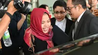 Warga negara Indonesia Siti Aisyah tersenyum saat meninggalkan Pengadilan Tinggi Shah Alam, Kuala Lumpur, Malaysia, Senin (11/3). Siti Aisyah ditangkap otoritas Malaysia pada 15 Februari 2017. (AFP Photo/ Mohf Rasfan)