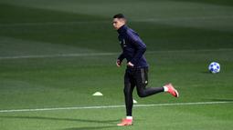 Pemain Juventus, Cristiano Ronaldo, berlari saat latihan di Stadion Allianz, Turin, Senin (26/11). Latihan ini persiapan jelang laga Liga Champions melawan Valencia. (AFP/Marco Bertorello)