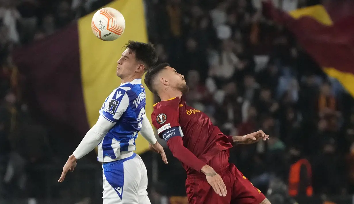 Gelandang Real Sociedad Martin Zubimendi dan gelandang AS Roma, Lorenzo Pellegrini melakukan sundulan saat bersaing pada laga pertama babak 16 besar Liga Europa 2022/2023 di Olimpico, Jumat (10/3/2023) dini hari WIB. Skor 2-0 untuk kemenangan Roma menjadi hasil akhir laga ini. (AP Photo/Gregorio Borgia)