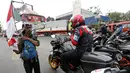 Medi Bastoni (43) melakukan aksi jalan mundur dari Kabupaten Tulungagung menuju Jakarta di Bekasi, Jawa Barat, Kamis (22/8/2019). Aksi tersebut untuk menyampaikan permintaan bibit pohon yang akan ditanam di lereng kaki Gunung Wilis kepada Presiden Joko Widodo atau Jokowi. (AP/Achmad Ibrahim)