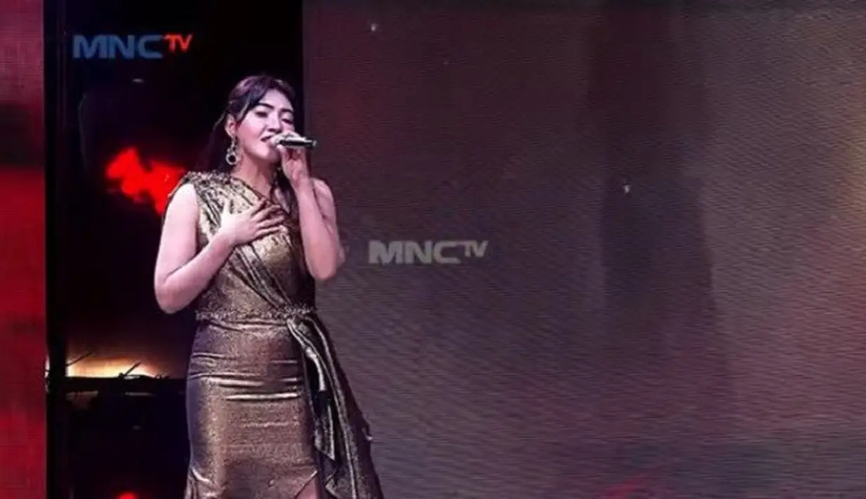 <p>Apalagi ketika melihat bagian perutnya, banyak netizen yang menilai jika Via Vallen sedang hamil muda. (Foto: YouTube: MNCTV Official)</p>