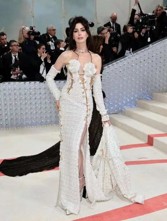 Anne Hathaway tampil sempurna dengan cat eye makeup yang cukup tegas. Perpaduan warna cokelat membentuk wing shadow di outer corner [@fashionarchivee_]