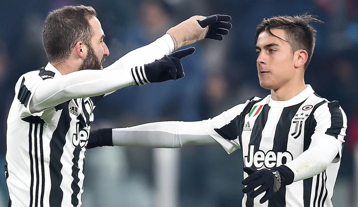 Striker Juventus, Gonzalo Higuain dan Paulo Dybala, melakukan selebrasi usai mencetak gol ke gawang Genoa pada laga Coppa Italia di Stadion Allianz, Turin, Kamis (21/12/2017). Juventus menang 2-0 atas Genoa. (AP/Alessandro di Marco)