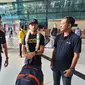 Pembalap Red Bull KTM&nbsp;Brad Binder tiba di Terminal 3 Bandara Internasional Soekarno Hatta, Tangerang, Banten, Selasa, 10 Oktober 2023, menjelang MotoGP Mandalika. Binder yakin bisa bersahabat dengan cuaca dan suhu di Mandalika. (foto: Liputan6.com/Pramita Tristiawati)