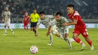 Winger Persis Solo, Althaf Indie, berusaha melepaskan diri dari kawalan bek PSS Sleman, Dominikus Dion, saat bertanding pada pekan ke-10 BRI Liga 1 2024/2025 di Stadion Manahan, Solo, Minggu (3/11/2024). (Bola.com/Radifa Arsa)