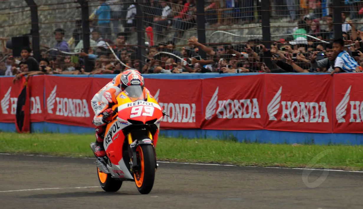 Dengan motor Honda RC213V, Juara Dunia MotoGP 2013 dan 2014, Marc Marquez mencoba lintasan Sirkuit Sentul, Bogor, (21/10/2014). (Liputan6.com/Helmi Fithriansyah)
