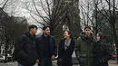 Donna Agnesia tengah berlibur bersama keluarga. Liburan musim dingin, keluarganya tampil begitu stylish dengan jaket tebal. [Foto: Instagram/ Donna Agnesia]
