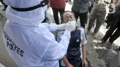Petugas kesehatan mengambil sampel usap saat rapid tes antigen di kawasan Pasar Cisarua, Bogor, Jumat (12/2/2021). Tes cepat antigen oleh petugas gabungan Satgas Covid-19 itu dilakukan secara acak untuk antisipasi penyebaran COVID-19 dari wisatawan di kawasan Puncak Bogor. (merdeka.com/Arie Basuki)