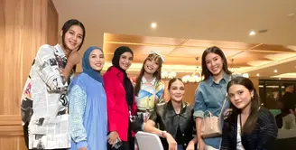 Ulang tahun Rayyanza tak hanya dihadiri oleh teman-teman sepantarannya. Melainkan juga teman-teman sang mama, Nagita Slavina yang tergabung di Geng Cendol yang tampil plafyul. Seperti apa potretnya? [@lunamaya]