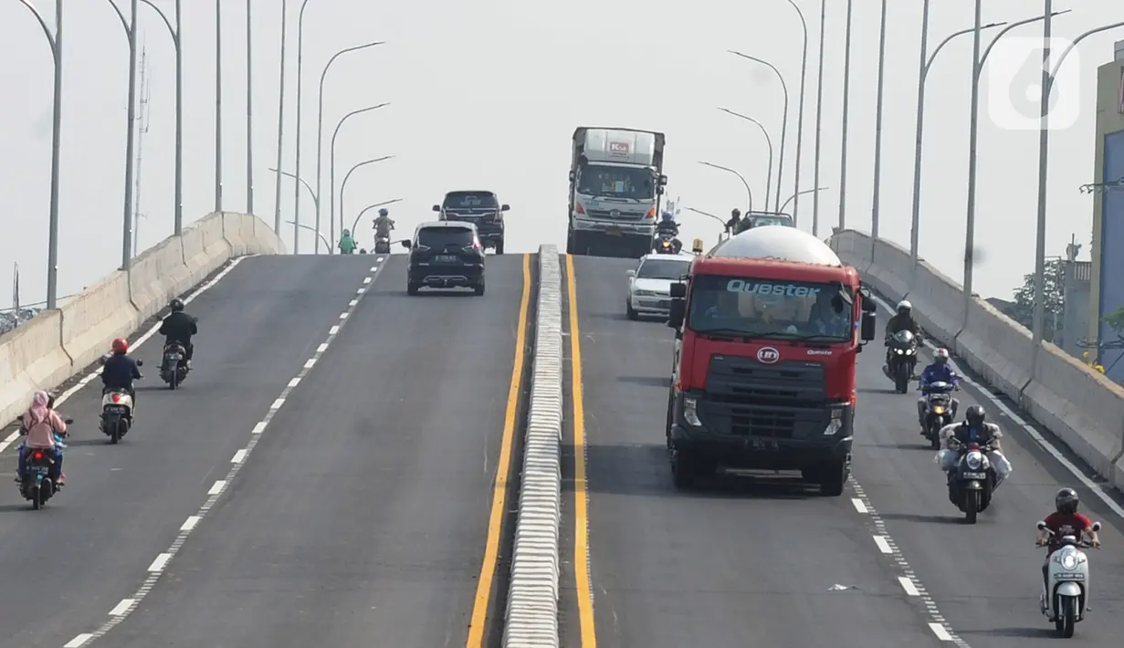 Kendaraan bermotor melintasi flyover simpang gaplek di Pamulang, Tangerang Selatan, Jumat (15/5/2020). Beroperasinya flyover sepanjang 446 meter  yang menghubungkan Ciputat- Parung itu diharapkan membantu mengurai kemacatan yang kerap terjadi di kawasan tersebut. (merdeka.com/Arie Basuki)