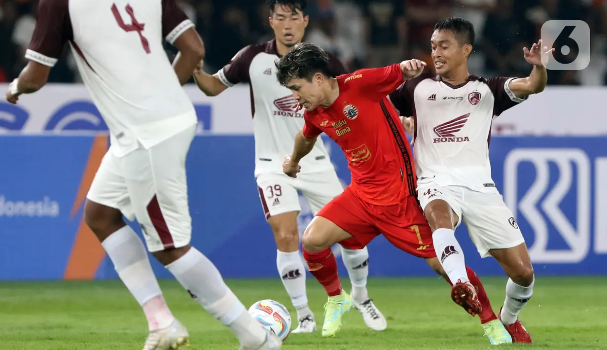 Baik Persija maupun PSM Makassar saling mencoba meraih penuh di laga perdana musim 2023/2024. (Liputan6.com/Helmi Fithriansyah)