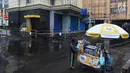 Aktivitas warga pada hari ketiga Lebaran di dekat Gedung Blok B Pasar Tanah Abang, Jakarta, Jumat (7/6/2019). Selepas Hari Raya Idul Fitri, Pasar Tanah Abang masih tutup dan direncanakan buka pada Kamis (13/6) mendatang. (Liputan6.com/Johan Tallo)