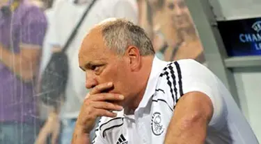 Ekspresi pelatih Ajax Amsterdam Martin Jol di laga play-off Liga Champions melawan FC Dynamo Kiev di Kiev, 17 Agustus 2010. AFP PHOTO / GENYA SAVILOV