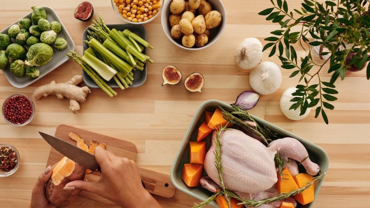 4. Menyiapkan Bahan Makanan Saat Kompor Menyala