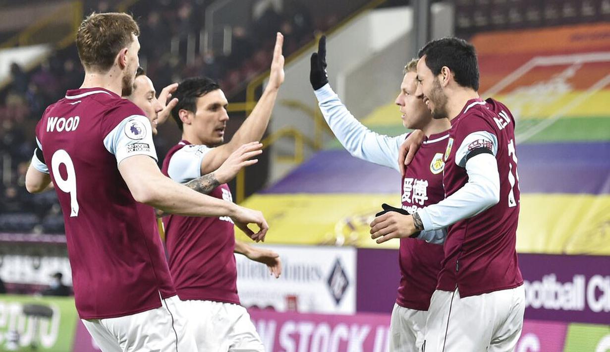 Para pemain Burnley merayakan gol yang dicetak oleh Matej Vydra ke gawang Leicester City pada laga Liga Inggris di Stadion Turf Moor, Rabu (3/3/2021). Kedua tim bermain imbang 1-1. (Peter Powell/Pool via AP)