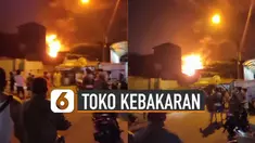 Beredar video sebuah toko plastik terbakar. Belum diketahui persis penyebab terjadinya kebakaran.