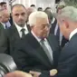 Pemandangan mengharukan ketika Presiden Palestina, Mahmoud Abbas dan PM Israel, Benjamin Netanyahu berjabat tangan dalam pemakaman mantan presiden, Shimon Peres (Reuters)